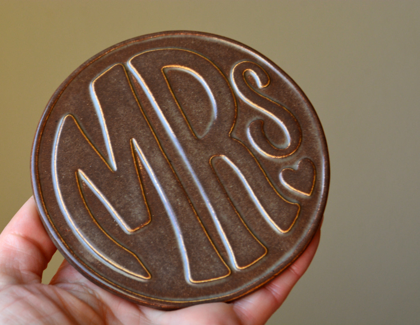 Mr and Mrs Embossed Coaster Set - Personalized Bride and Groom Wedding Gift - Ceramic Newlywed Coasters with Custom Name Tag